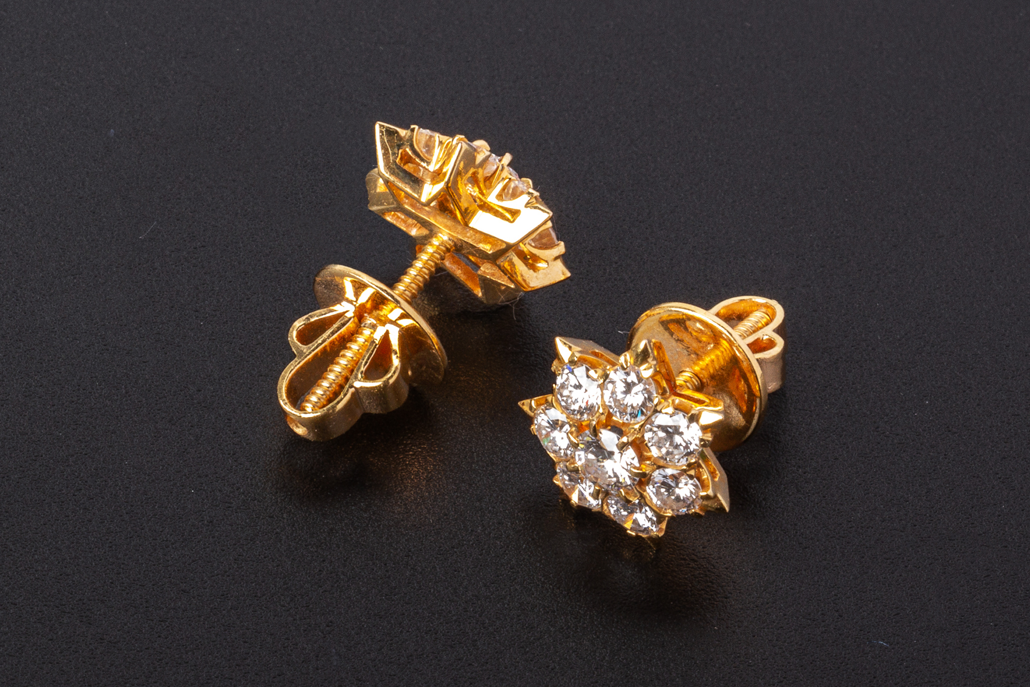 A PAIR OF DIAMOND CLUSTER STUD EARRINGS - Image 3 of 3