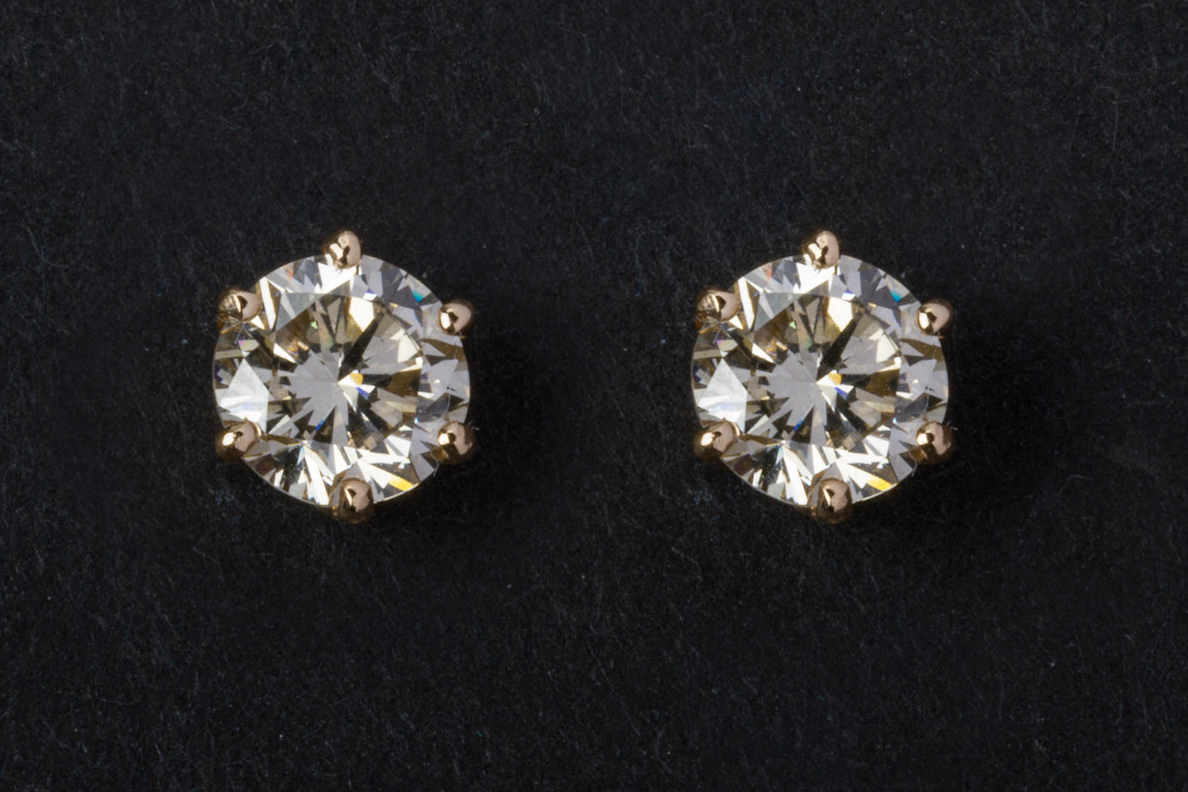 A PAIR OF DIAMOND STUD EARRINGS