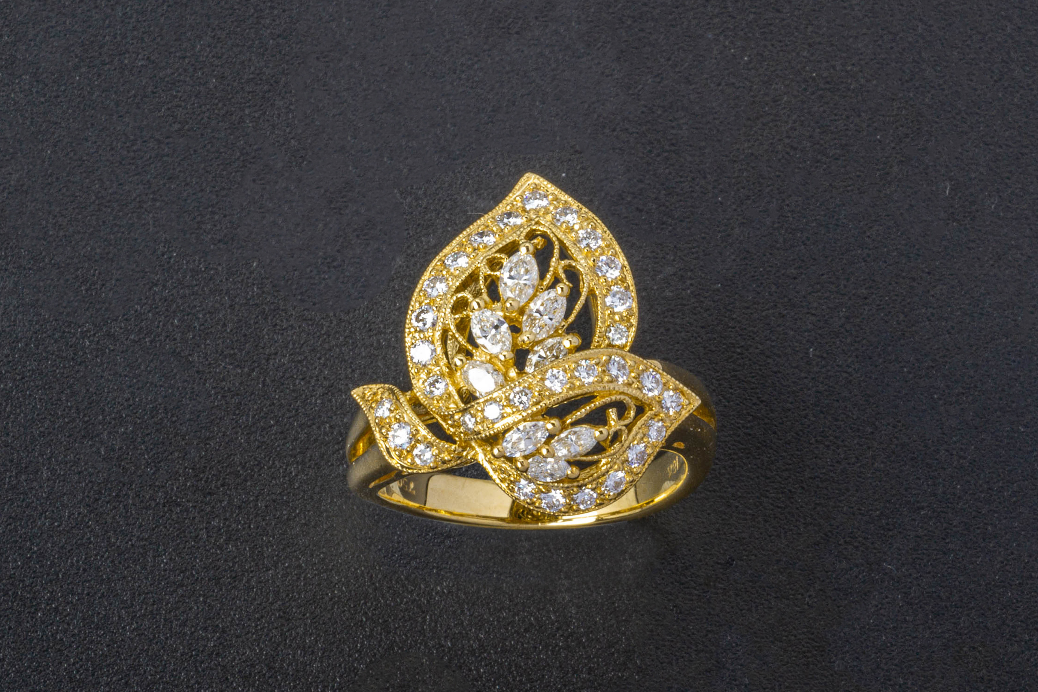 A LEAF SHAPED DIAMOND RING - Image 3 of 3