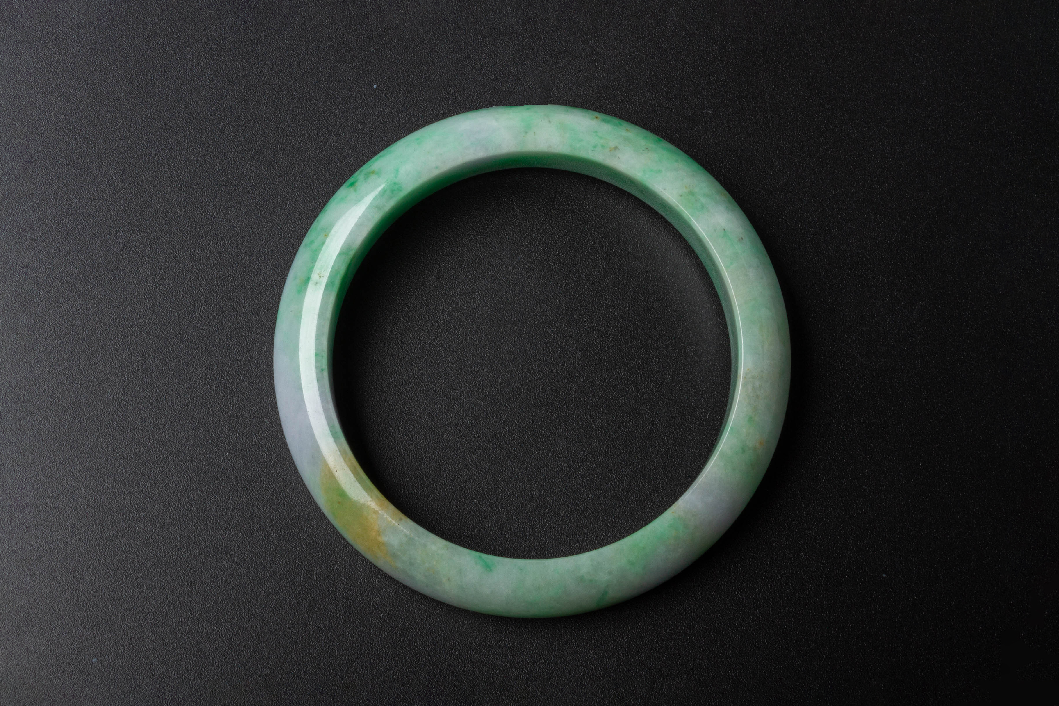 A TYPE A JADEITE BANGLE - Image 3 of 4