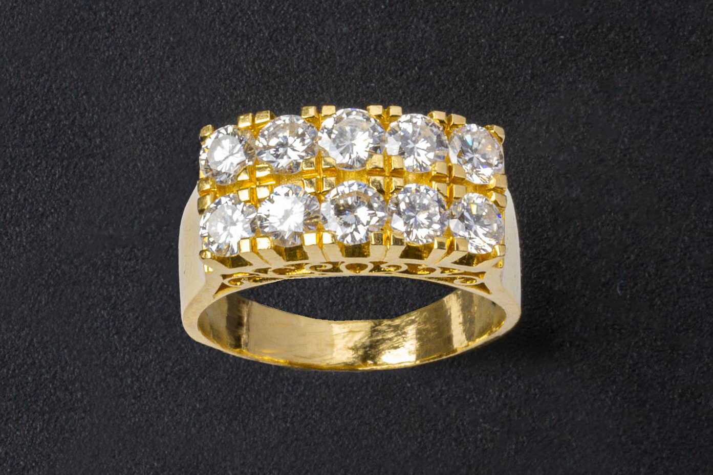 A GOLD AND DIAMOND RING - Image 2 of 3