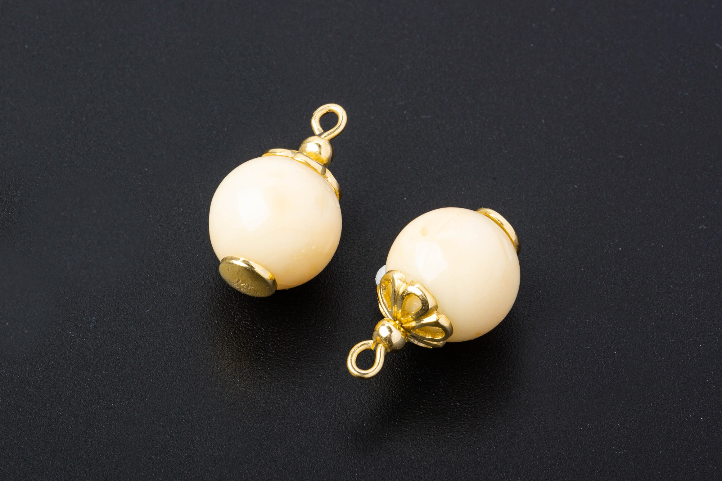 THREE PAIRS OF GOLD MOUNTED BEADS - Image 2 of 4