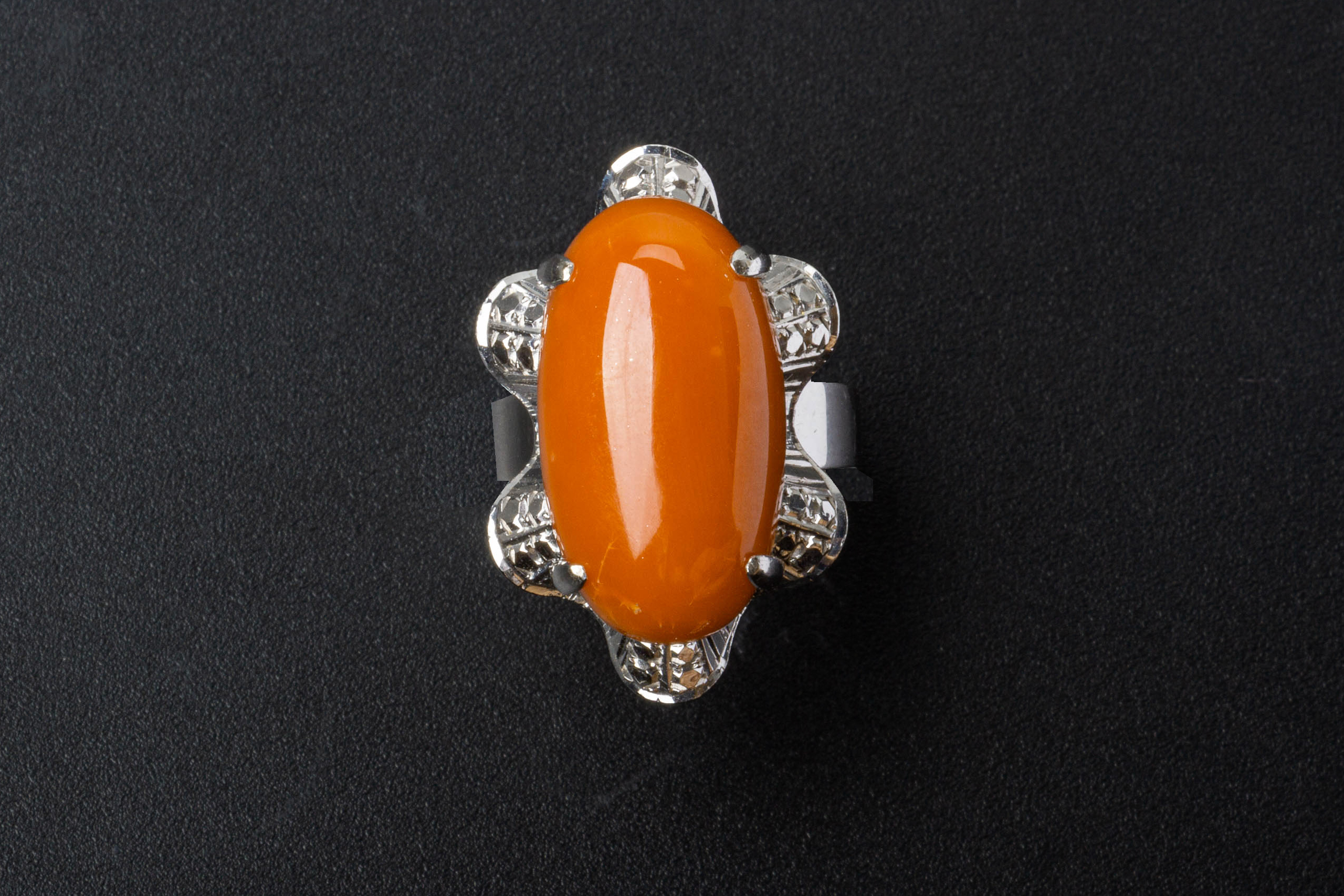 A CORAL SINGLE STONE RING - Image 2 of 4