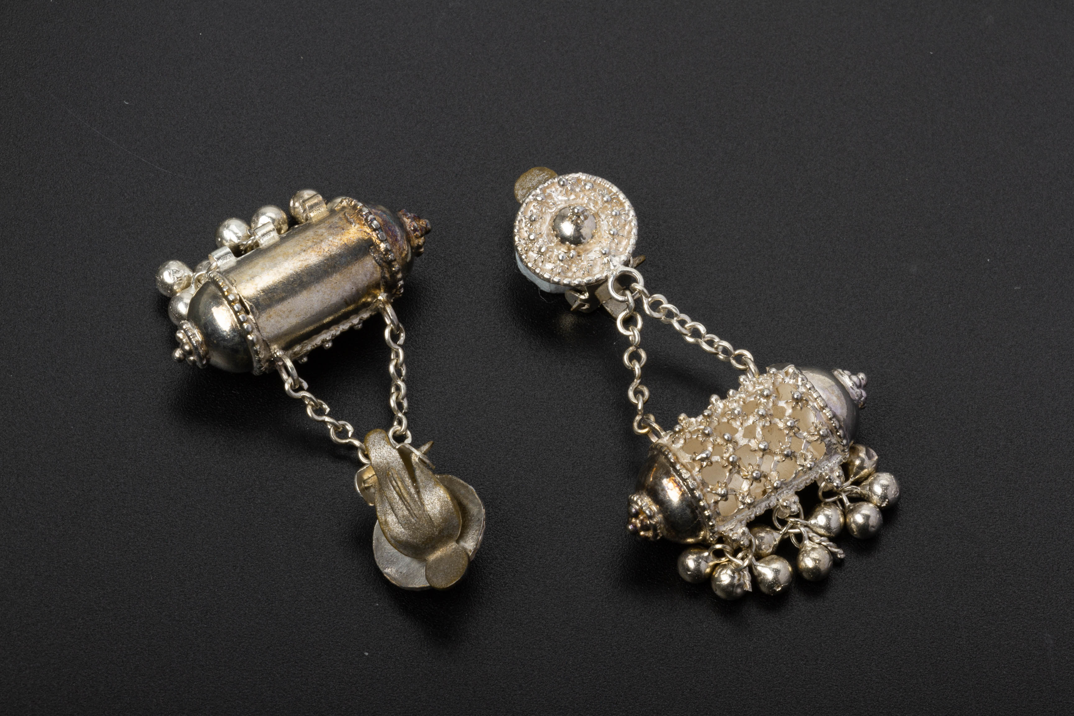 A GROUP OF WHITE METAL AND GOLD JEWELLERY - Image 4 of 4