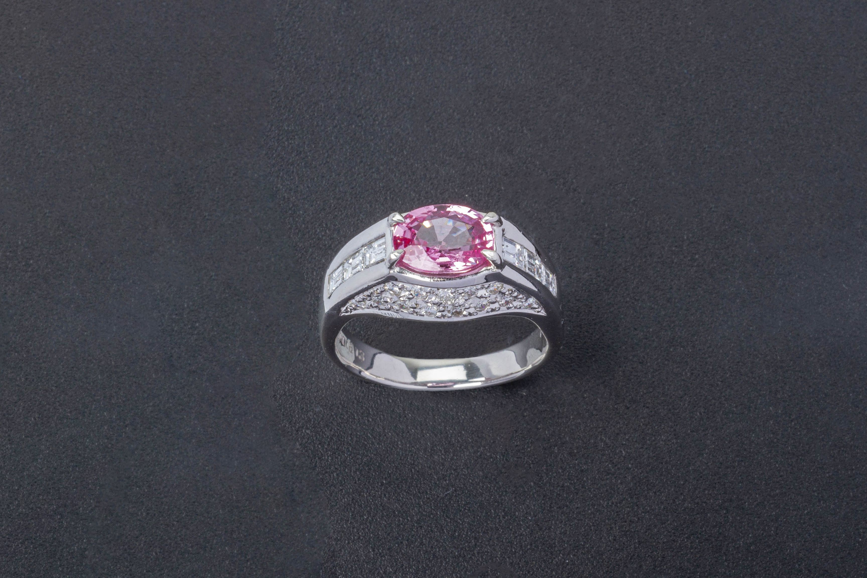 A PINK SAPPHIRE AND DIAMOND RING - Image 3 of 4