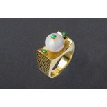 A JADE BEAD AND GOLD RING