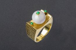 A JADE BEAD AND GOLD RING