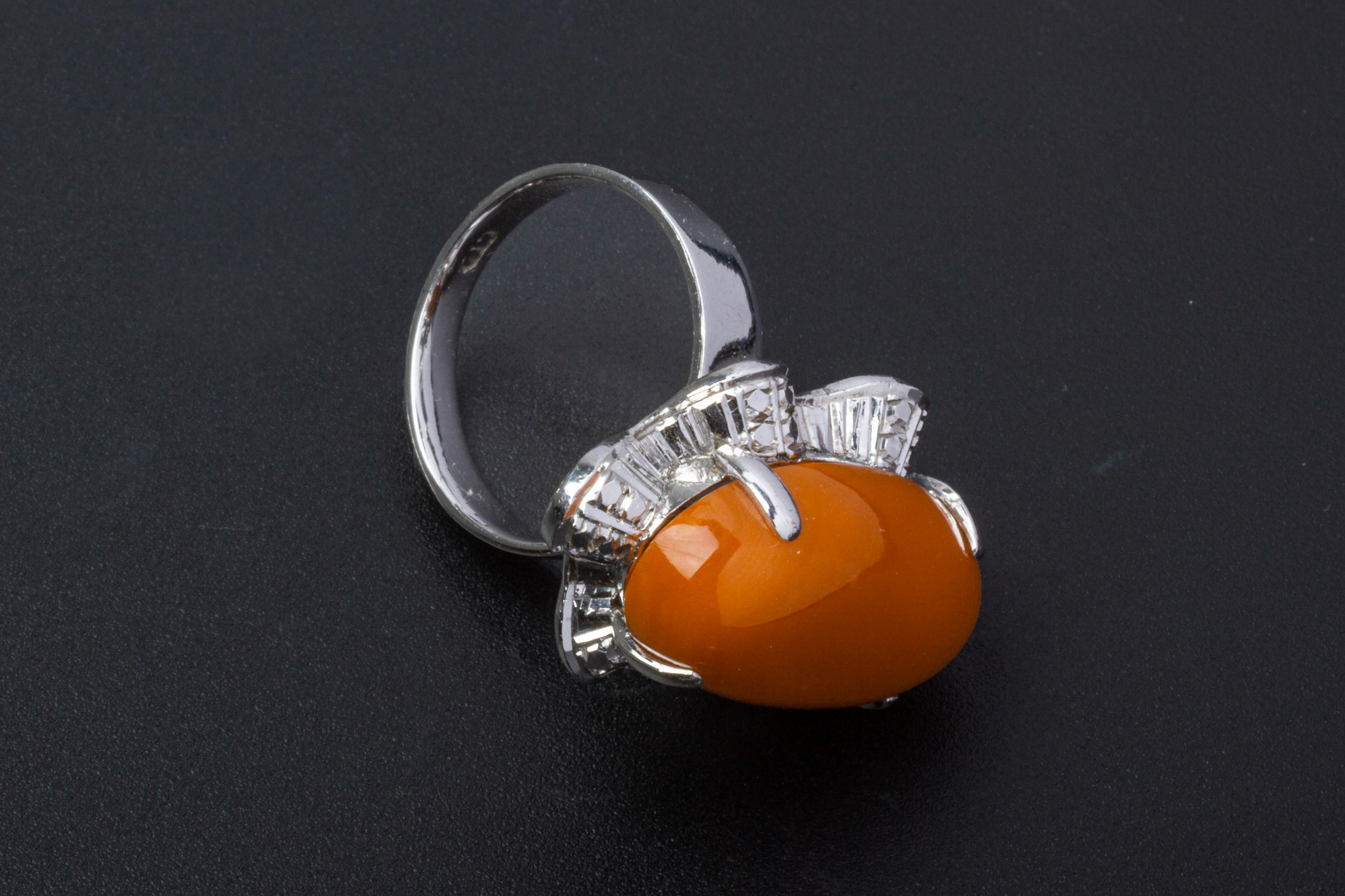 A CORAL SINGLE STONE RING - Image 4 of 4