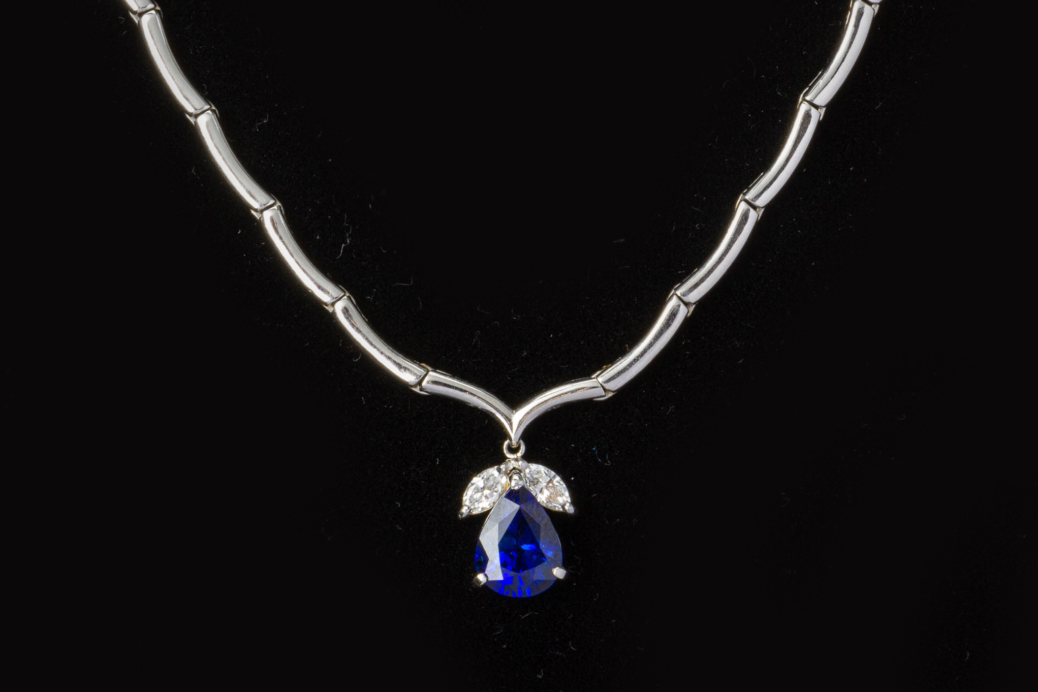 A SAPPHIRE AND DIAMOND NECKLACE