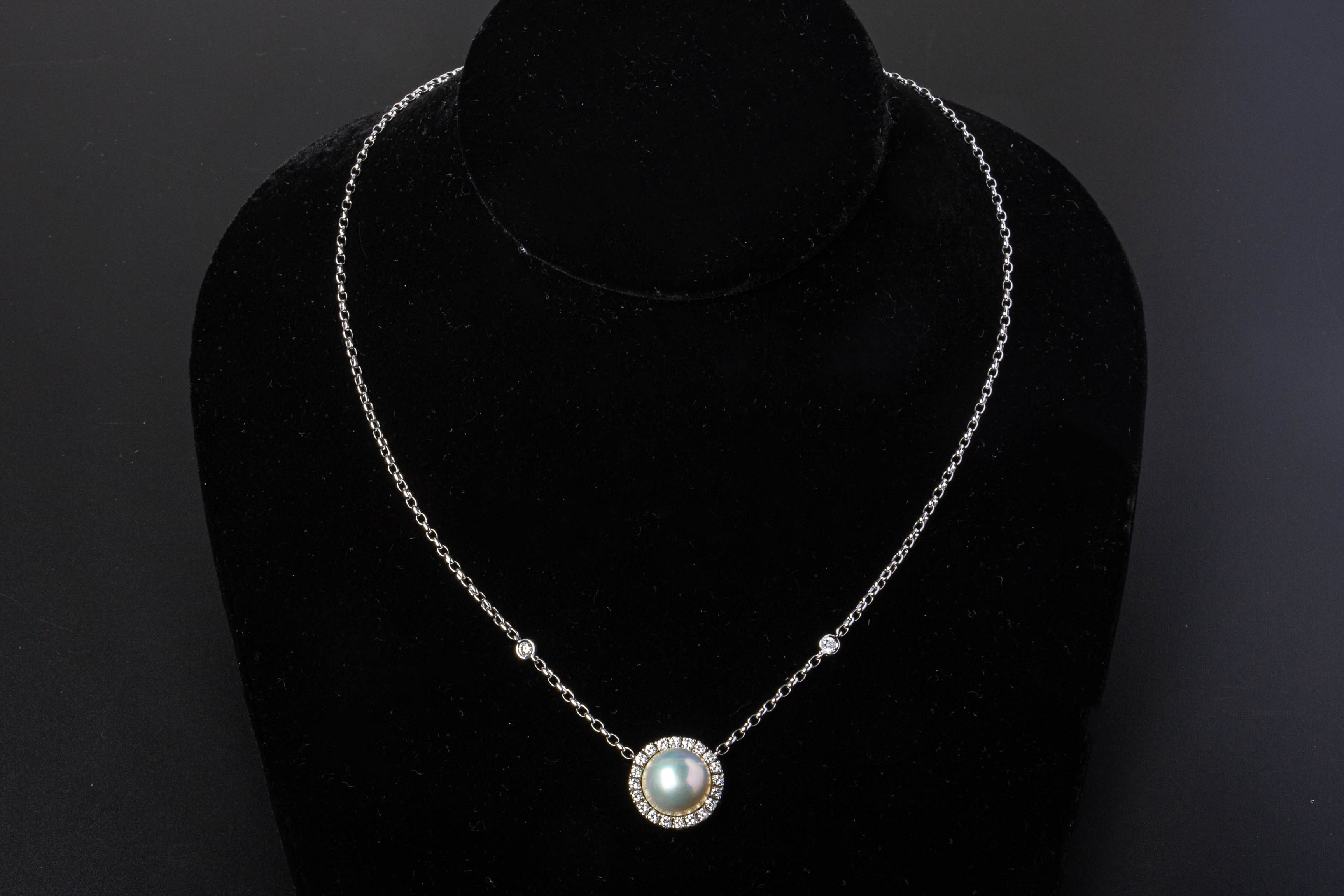 A CULTURED MABE PEARL AND DIAMOND PENDANT NECKLACE - Image 3 of 3