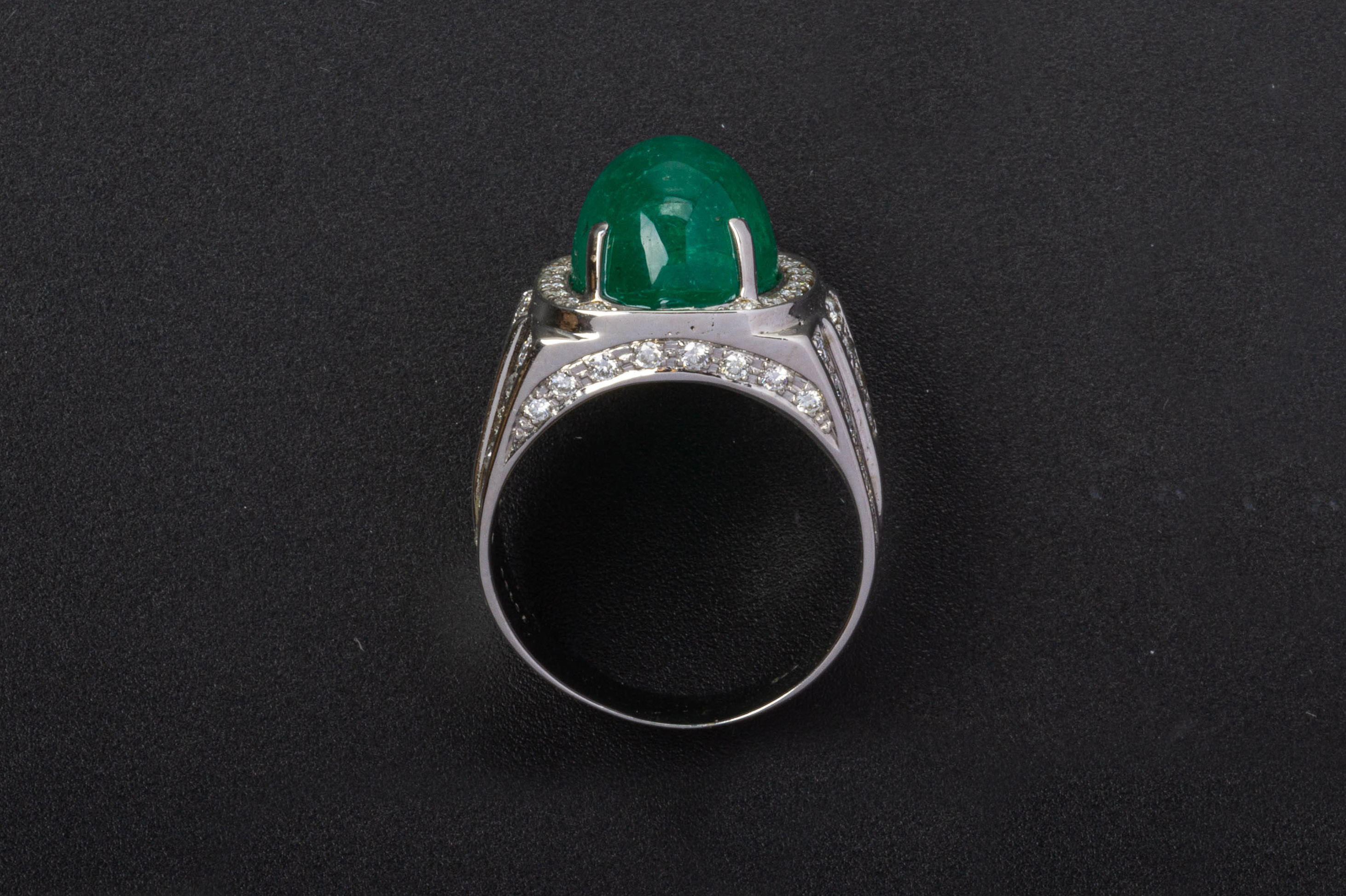 A COLOMBIAN EMERALD AND DIAMOND RING - Image 3 of 4