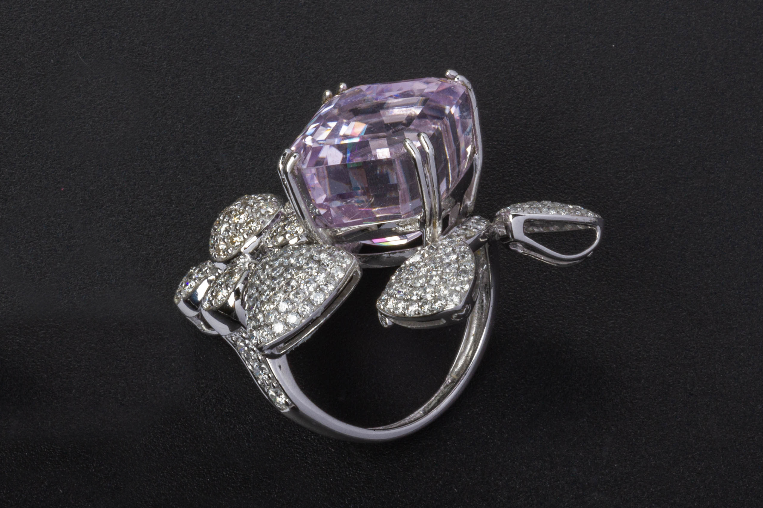 A KUNZITE AND DIAMOND RING - Image 3 of 3