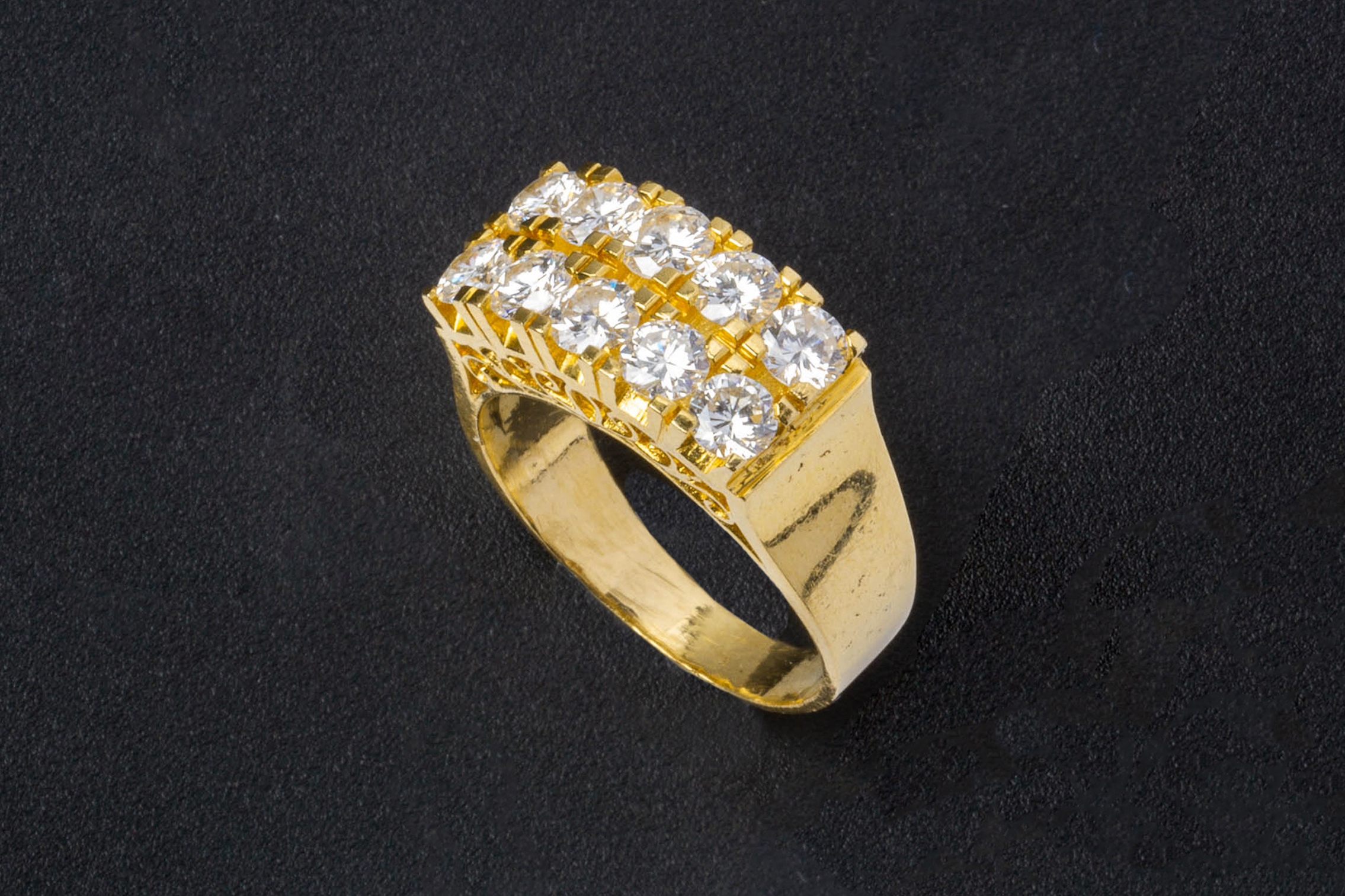 A GOLD AND DIAMOND RING