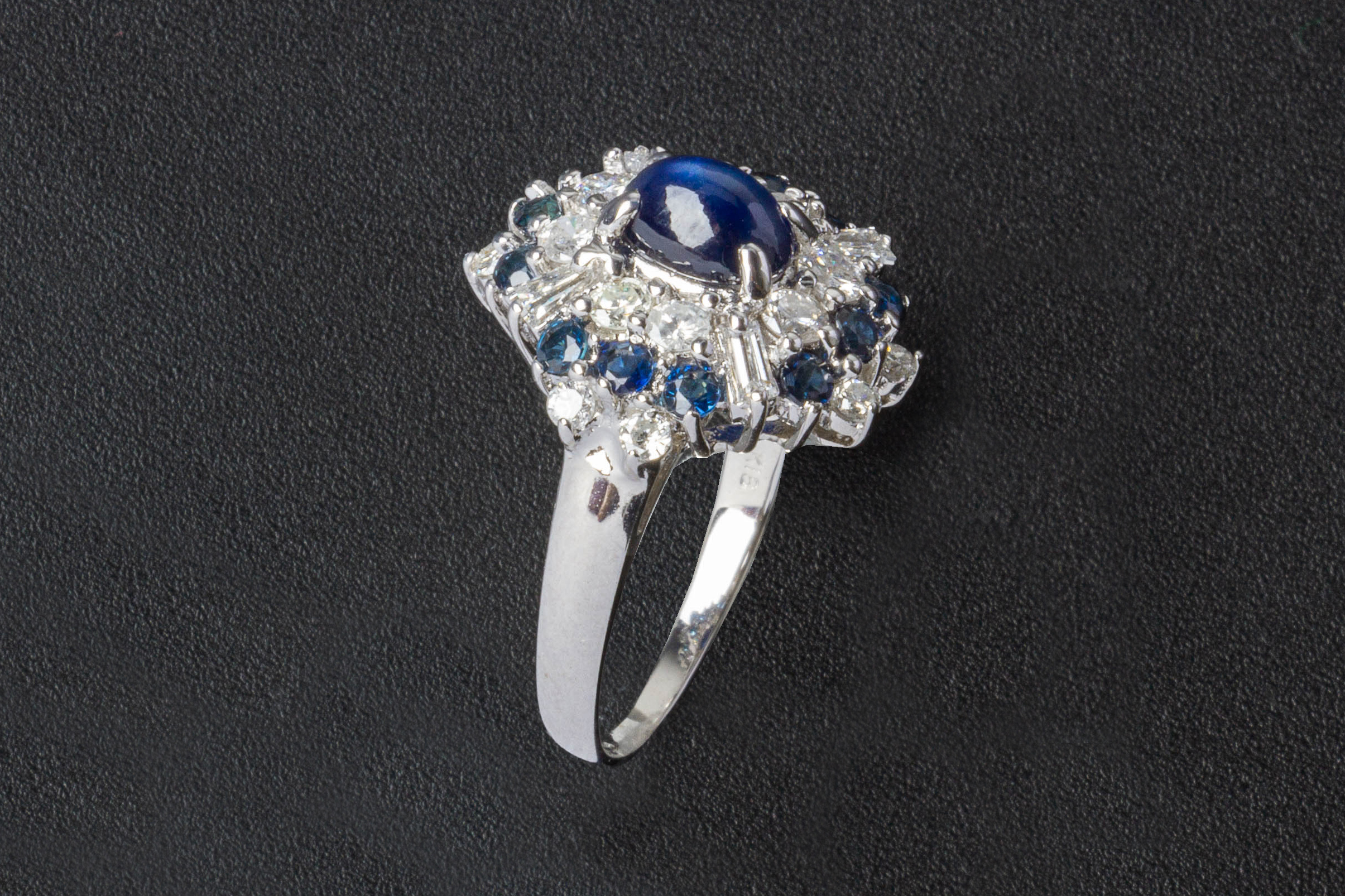 A SAPPHIRE AND DIAMOND RING