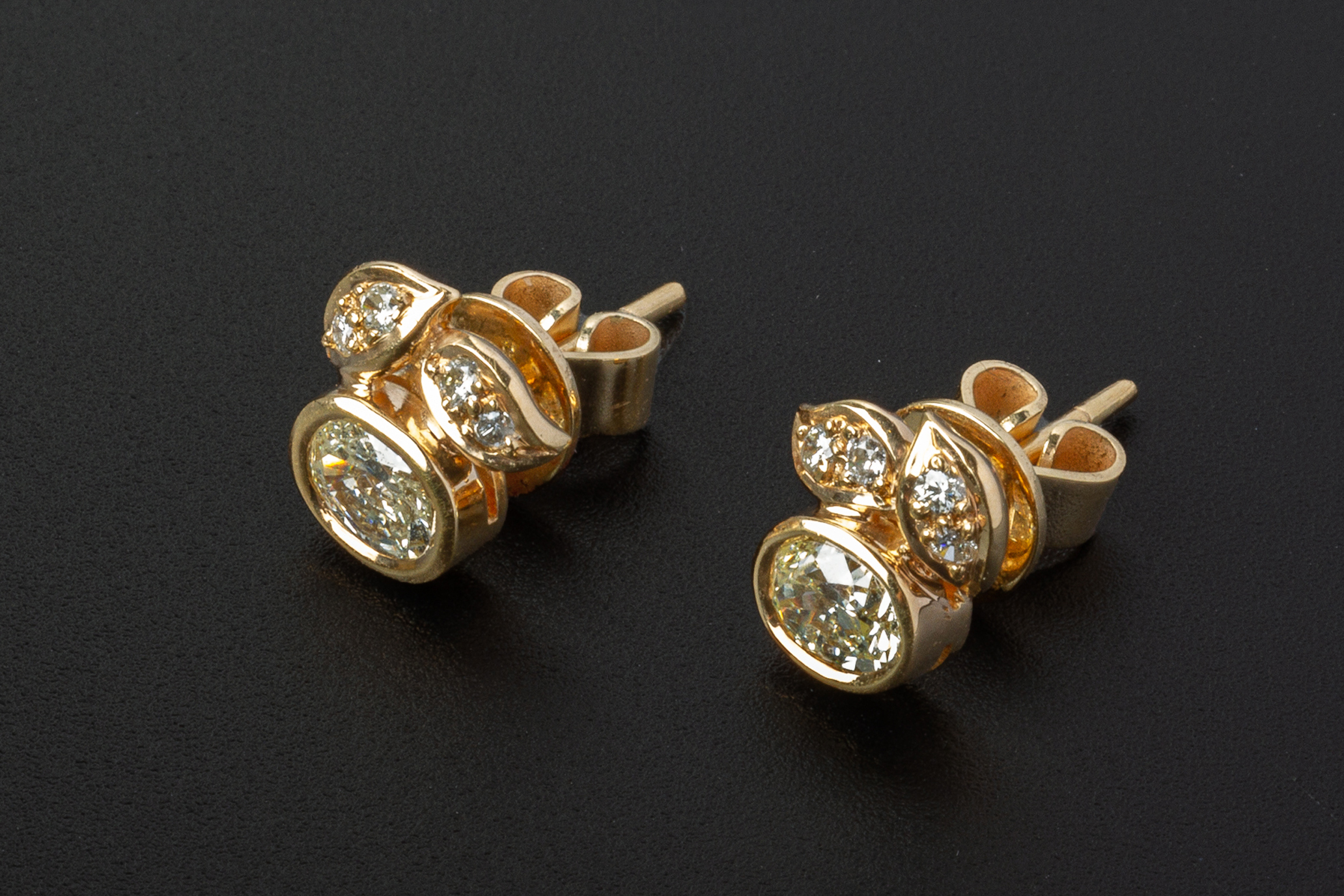 A PAIR OF DIAMOND STUD EARRINGS - Image 2 of 3