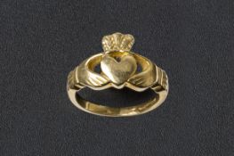 A GOLD CLADDAGH RING