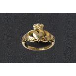 A GOLD CLADDAGH RING