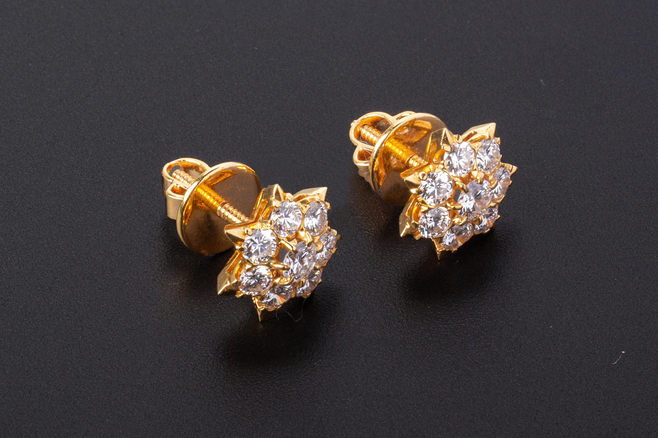 A PAIR OF DIAMOND CLUSTER STUD EARRINGS - Image 2 of 3