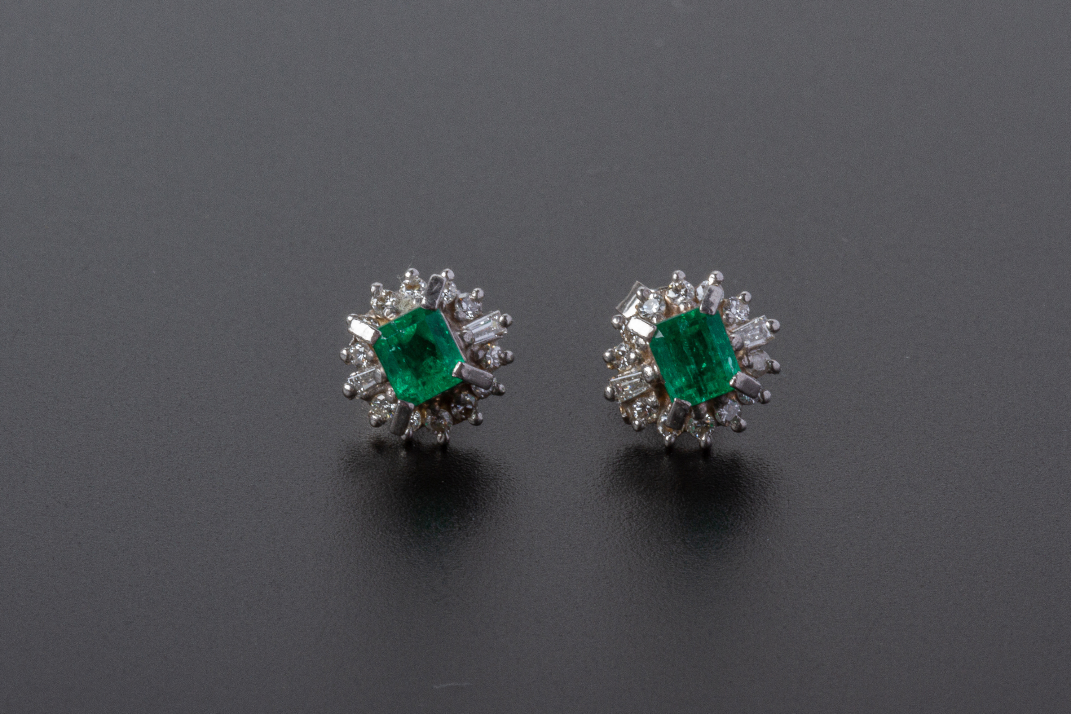 A PAIR OF EMERALD AND DIAMOND EARRINGS - Image 3 of 3