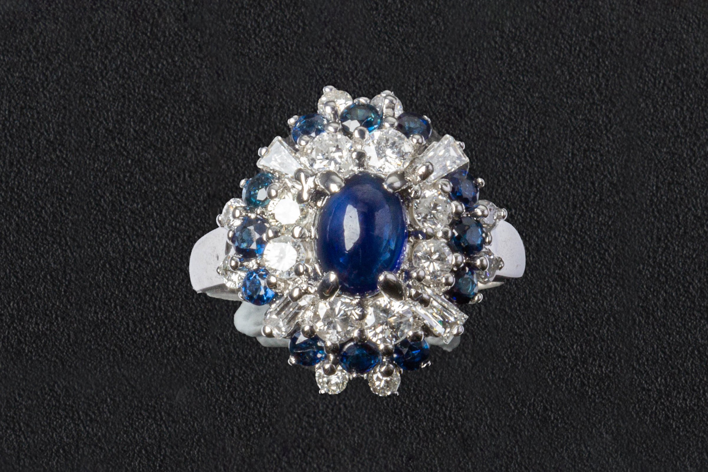 A SAPPHIRE AND DIAMOND RING - Image 2 of 3