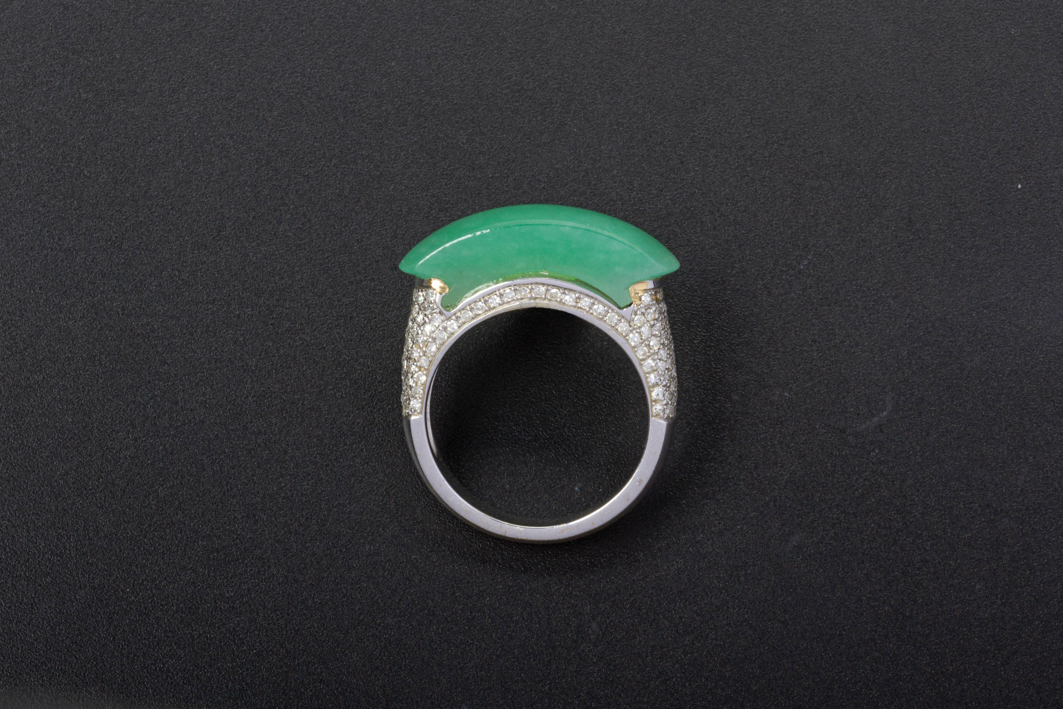 A JADE AND DIAMOND RING - Image 2 of 3