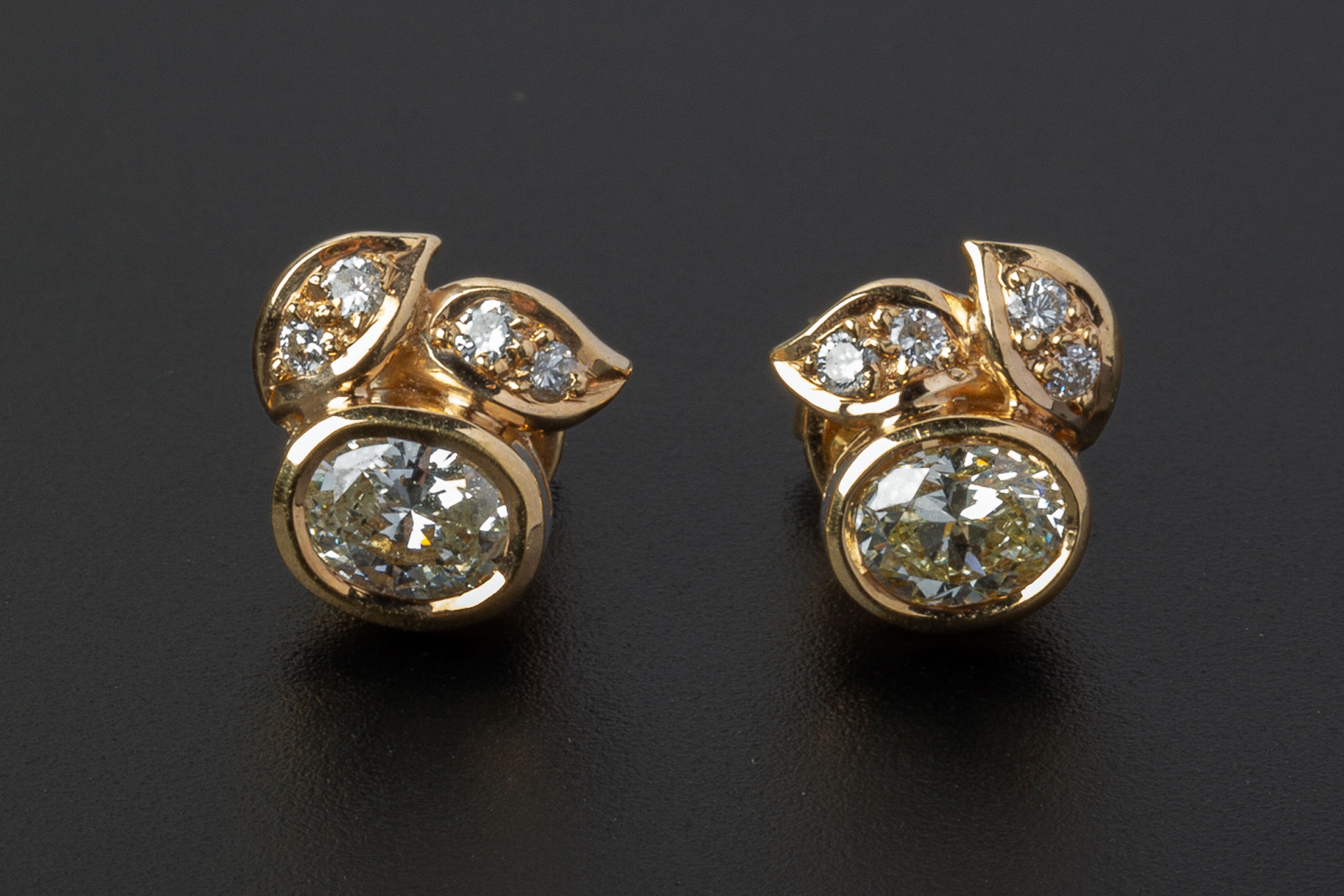 A PAIR OF DIAMOND STUD EARRINGS