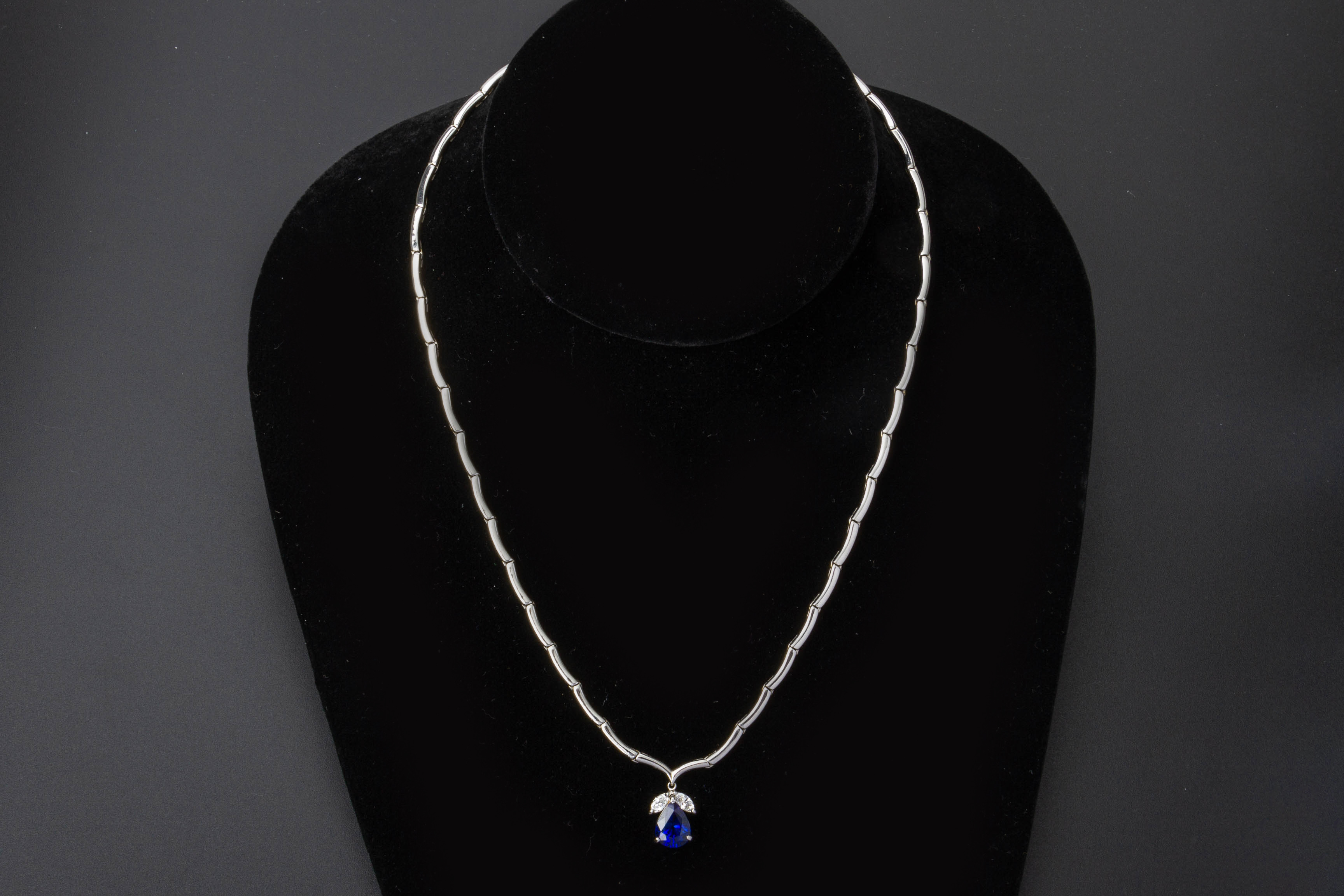 A SAPPHIRE AND DIAMOND NECKLACE - Image 2 of 6