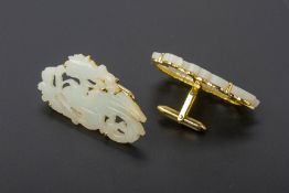 A PAIR OF CARVED JADE CUFFLINKS AND GOLD