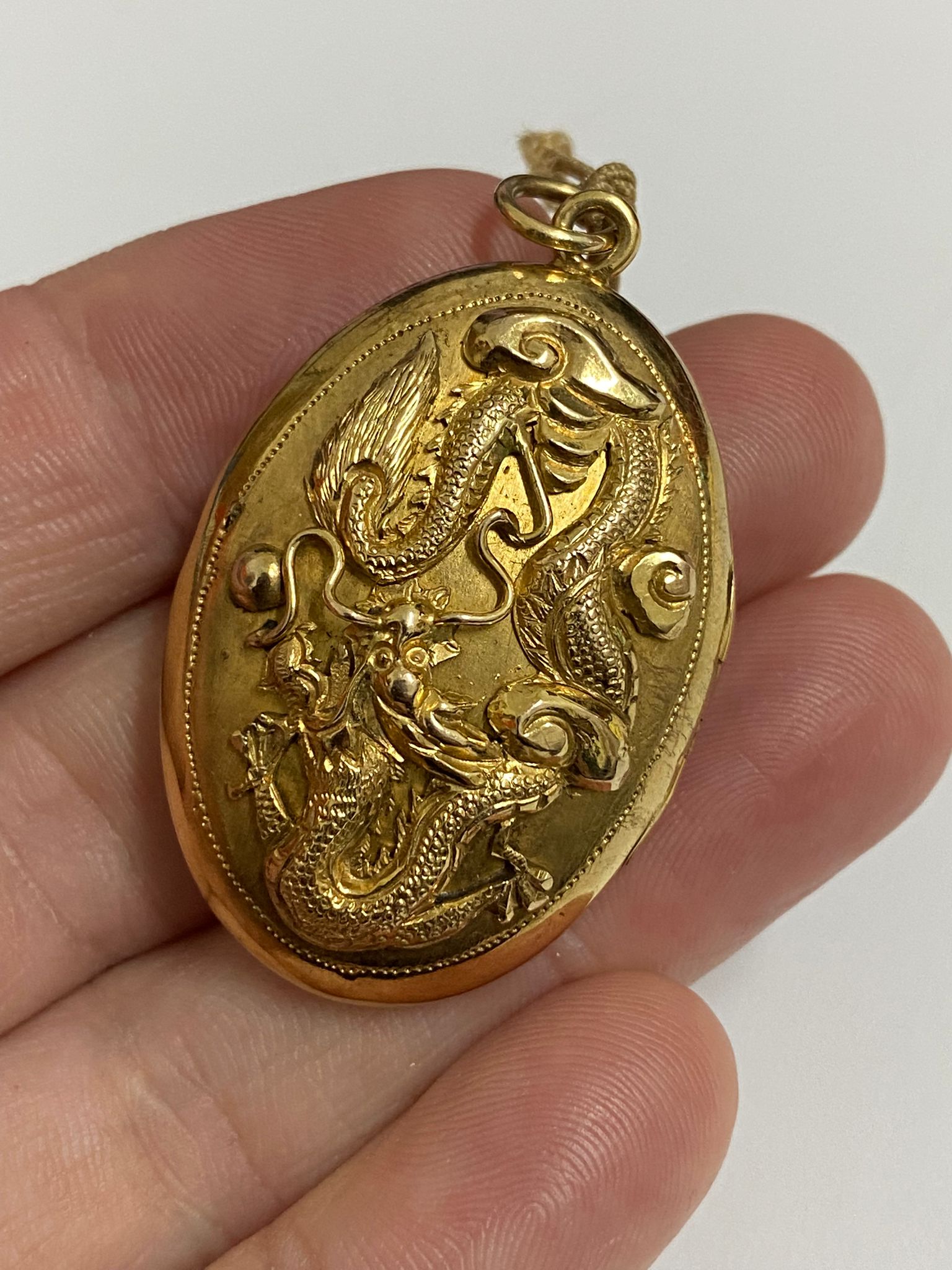 AN 18K GOLD DRAGON LOCKET - Image 4 of 9