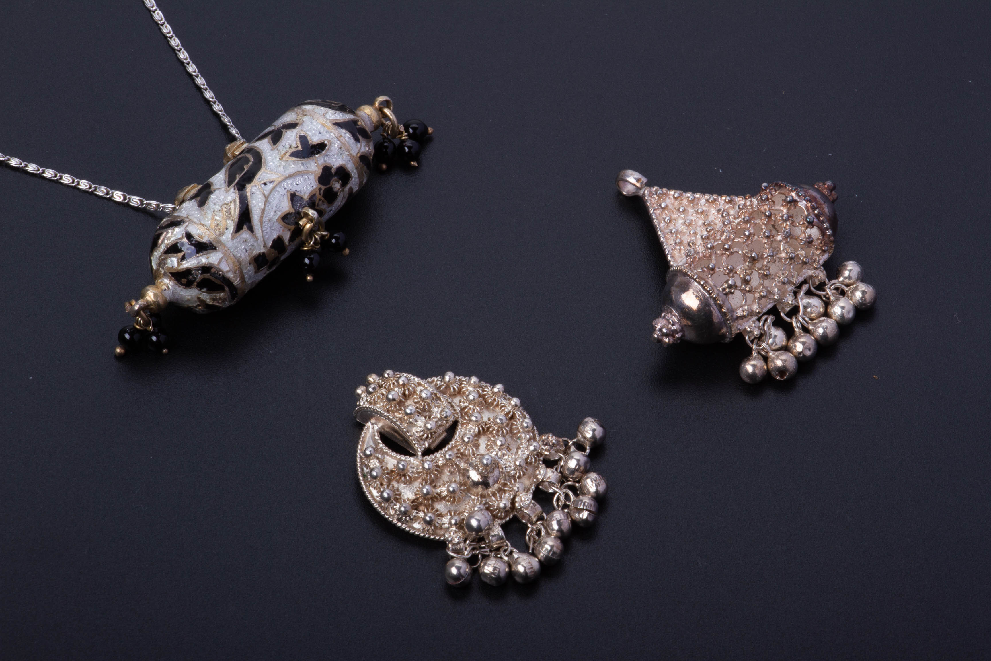 A GROUP OF WHITE METAL AND GOLD JEWELLERY - Image 2 of 4