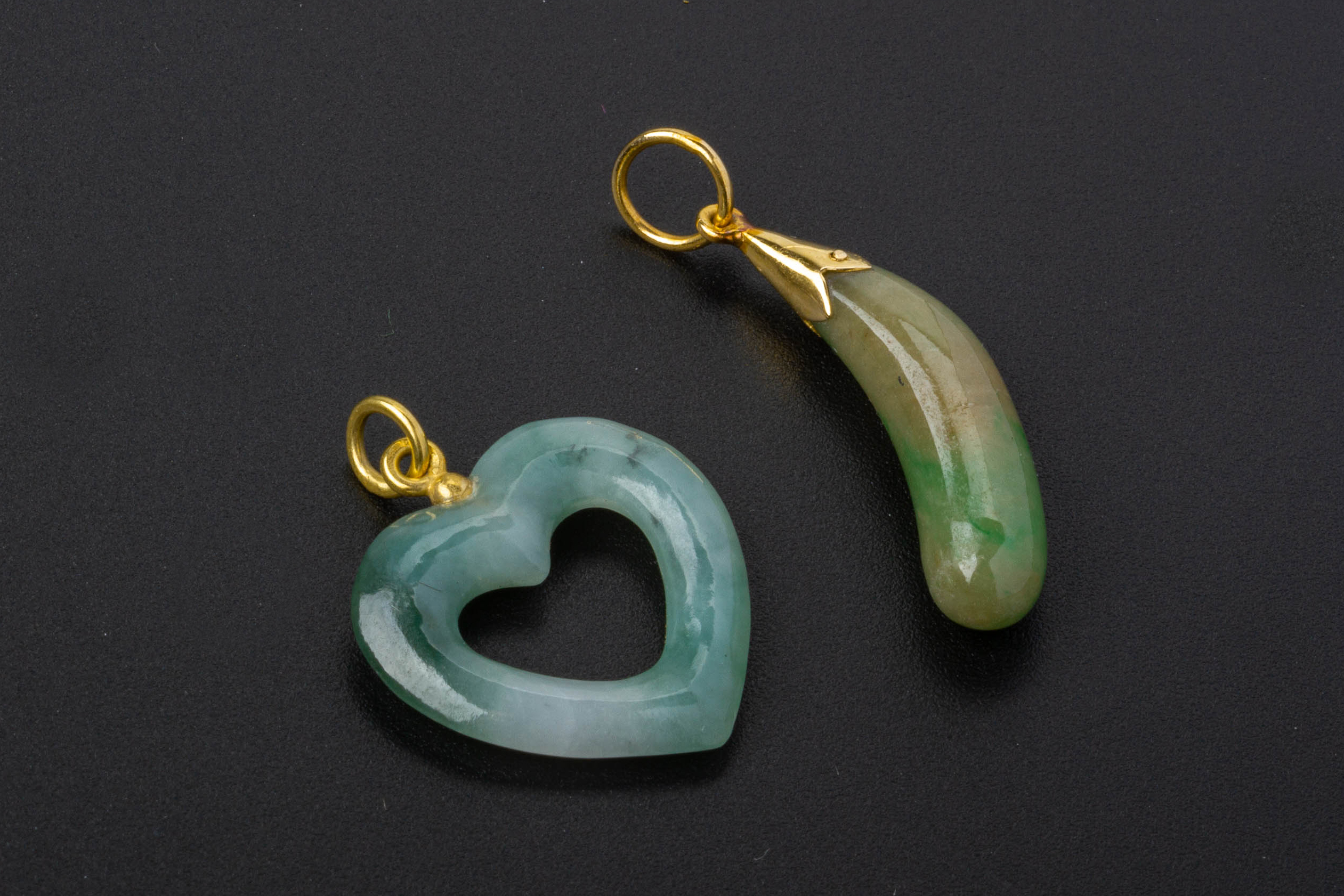 A GROUP OF THREE JADE PENDANTS - Image 2 of 4