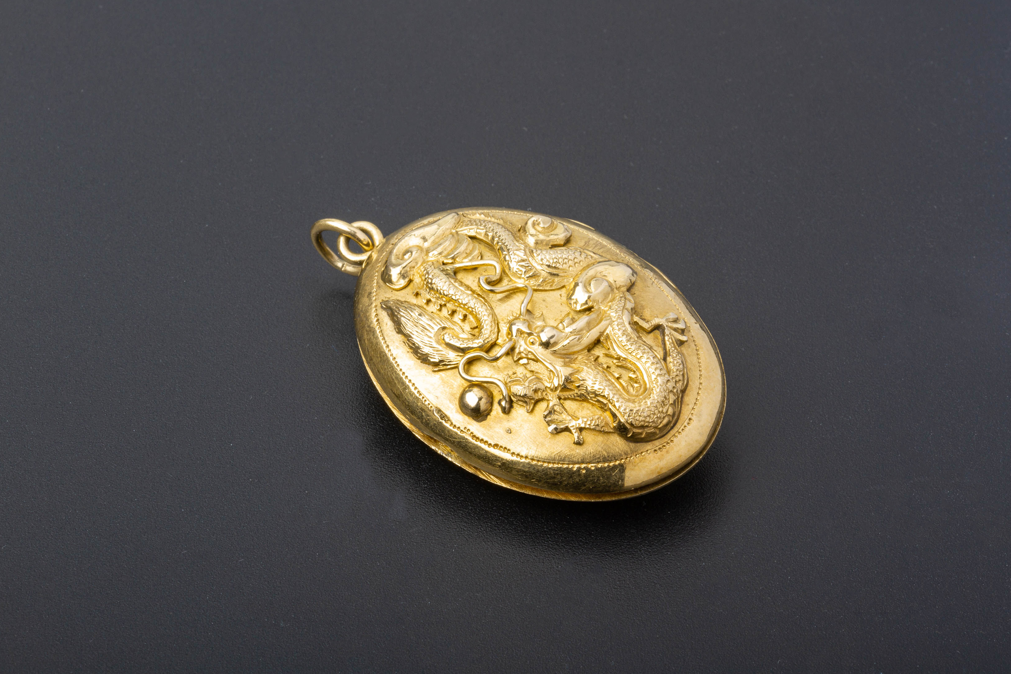 AN 18K GOLD DRAGON LOCKET - Image 2 of 9