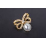 A CULTURED PEARL AND DIAMOND RIBBON SHAPED BROOCH
