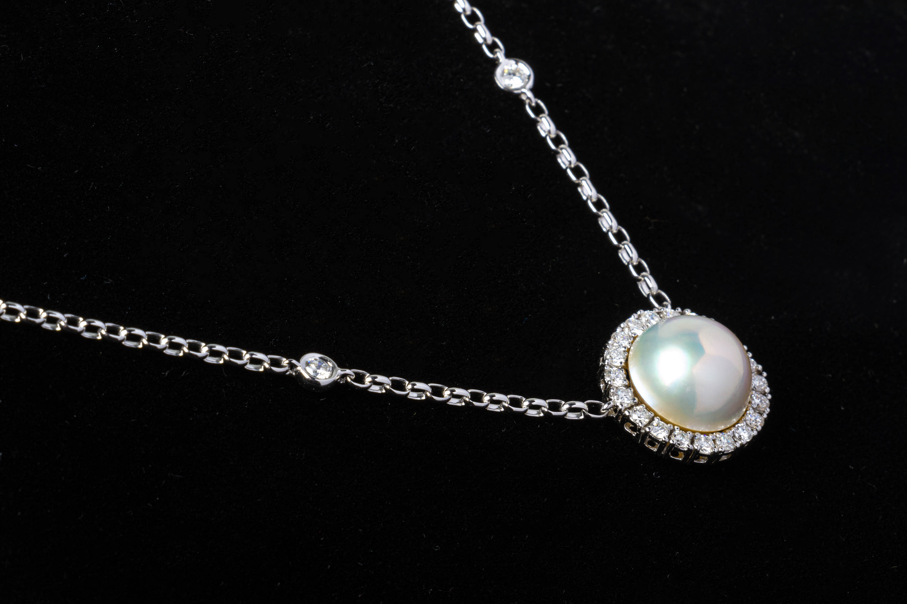 A CULTURED MABE PEARL AND DIAMOND PENDANT NECKLACE - Image 2 of 3