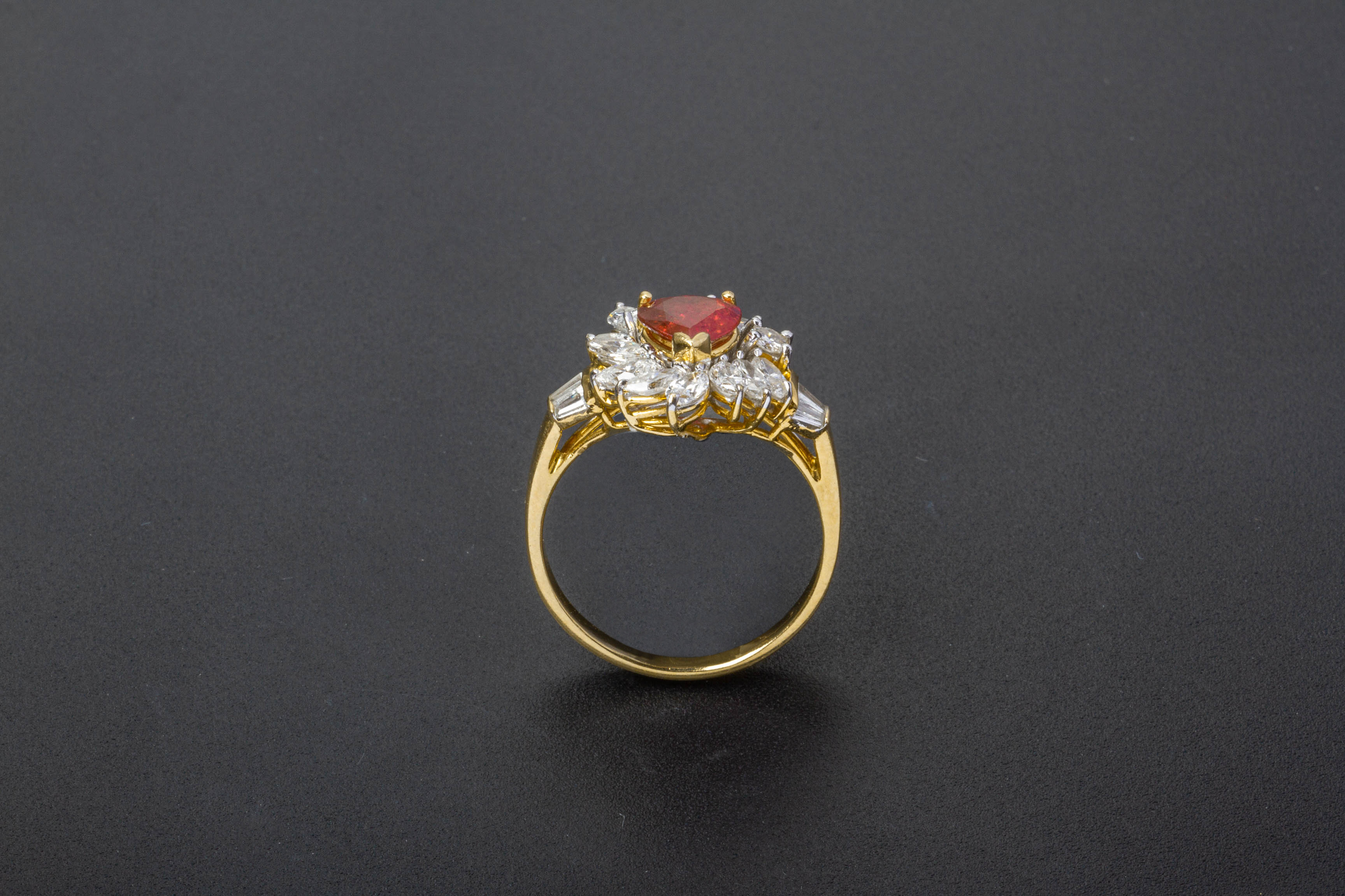 A RUBY AND DIAMOND CLUSTER RING - Image 4 of 5