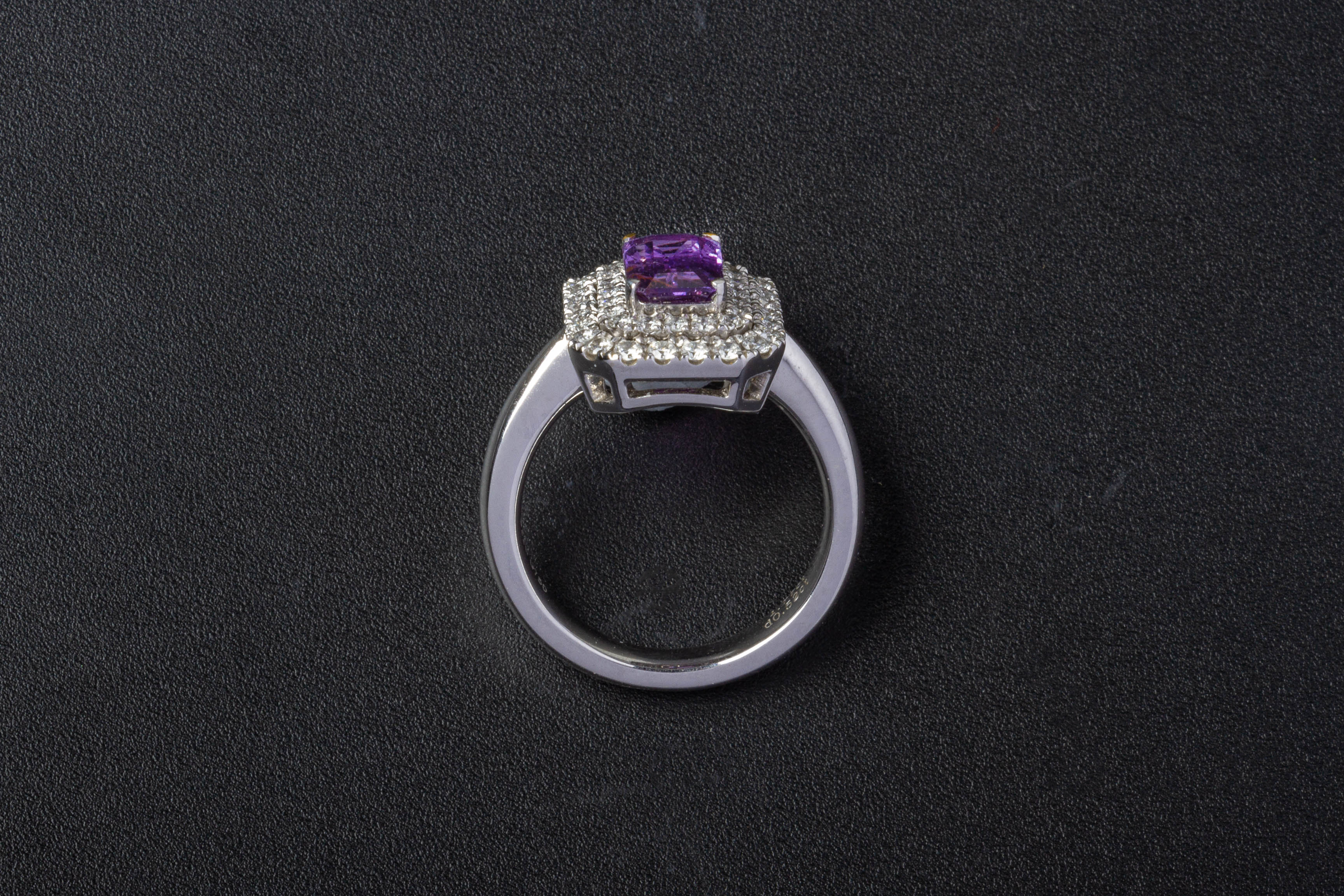 AN UNHEATED PURPLE SAPPHIRE AND DIAMOND RING - Image 3 of 4