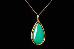 A GREEN COLOURED STONE PENDANT NECKLACE