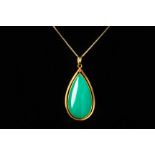 A GREEN COLOURED STONE PENDANT NECKLACE