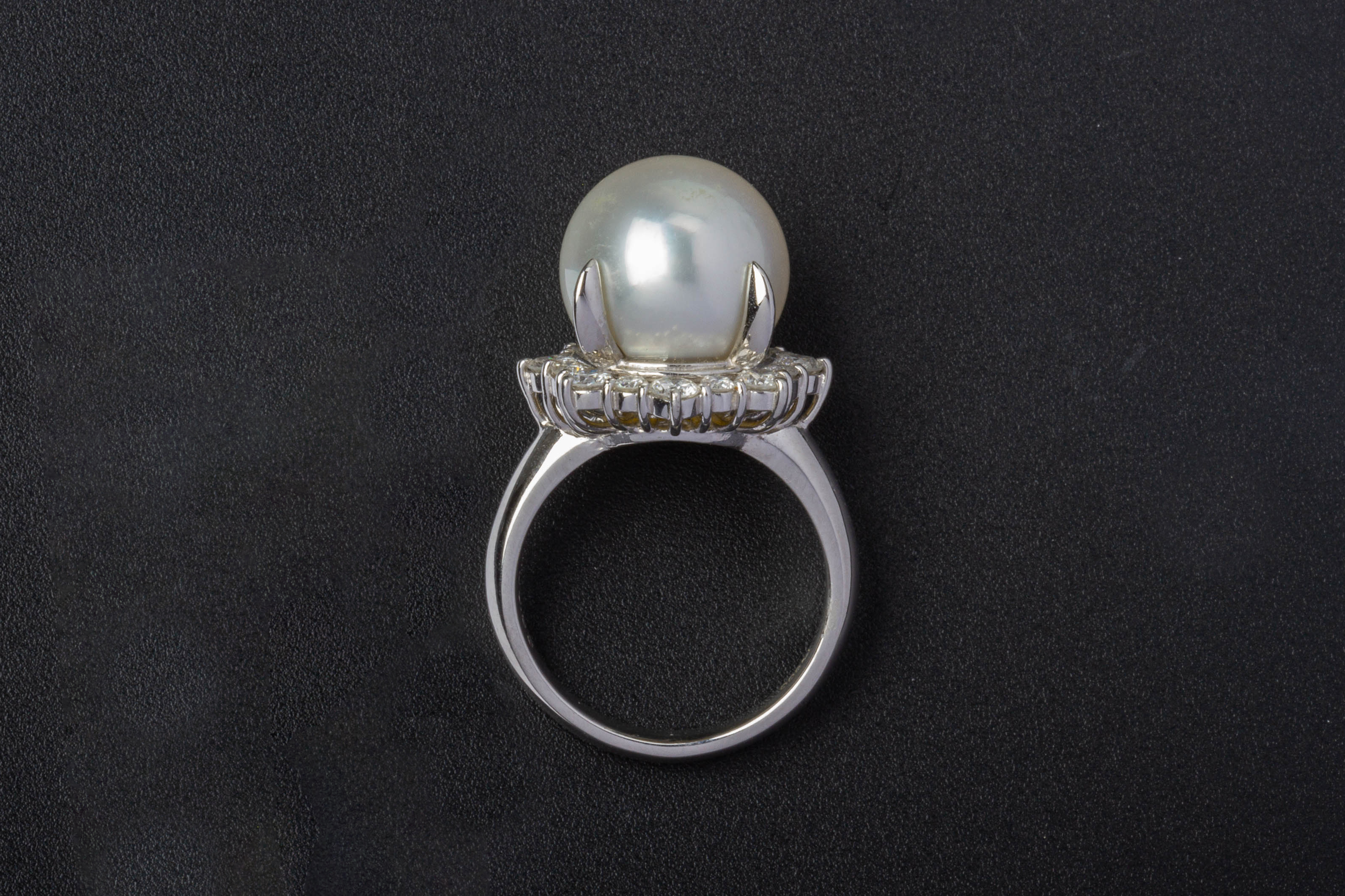 A CULTURED SOUTH SEA PEARL AND DIAMOND RING - Image 2 of 3