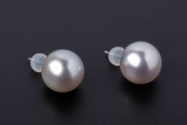 A PAIR OF CULTURED PEARL EARRINGS