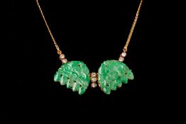 AN ARTICULATED CARVED JADE AND DIAMOND PENDANT NECKLACE
