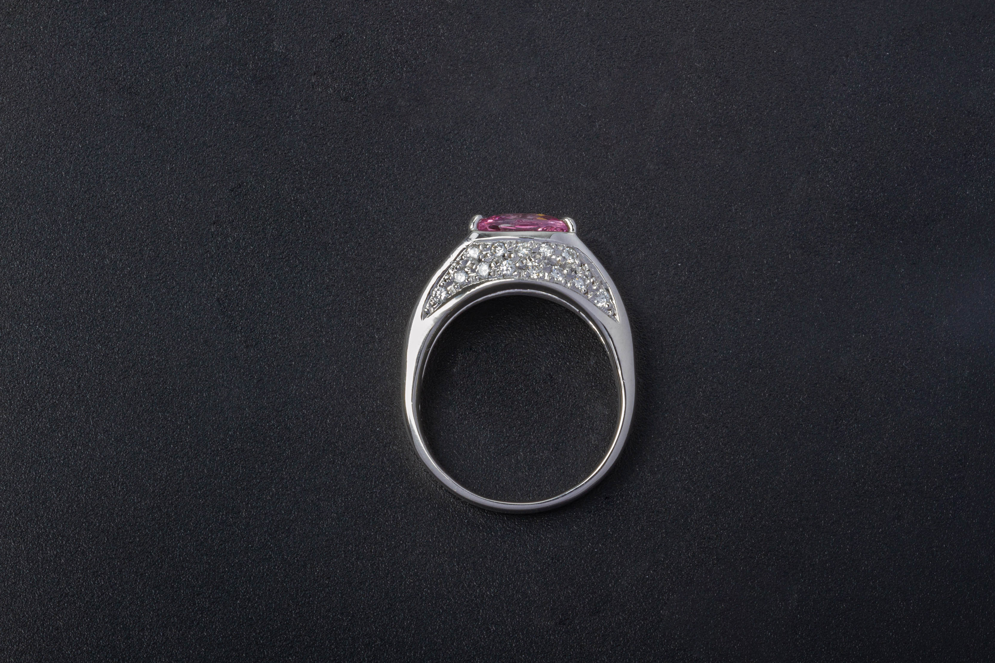 A PINK SAPPHIRE AND DIAMOND RING - Image 2 of 4