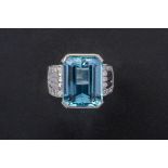 AN AQUAMARINE AND DIAMOND RING