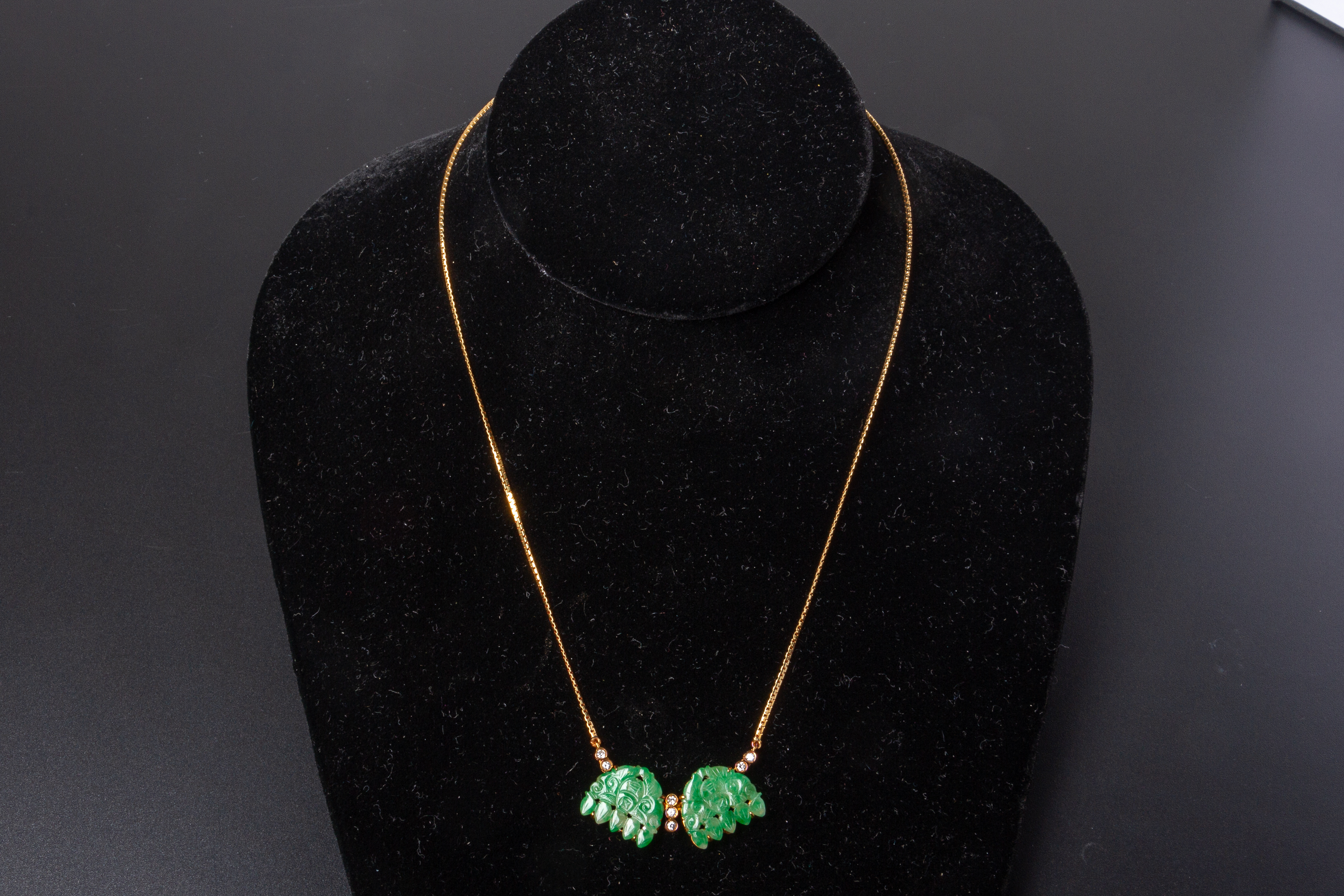 AN ARTICULATED CARVED JADE AND DIAMOND PENDANT NECKLACE - Image 2 of 3