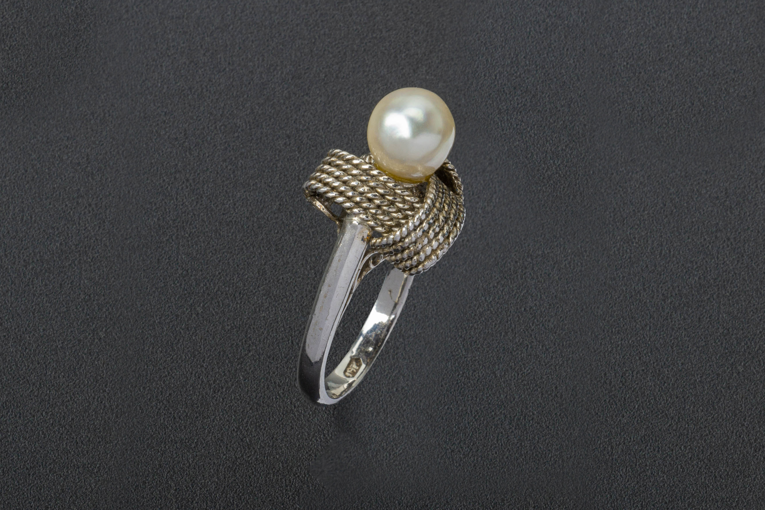 A CULTURED PEARL RING - Image 2 of 3