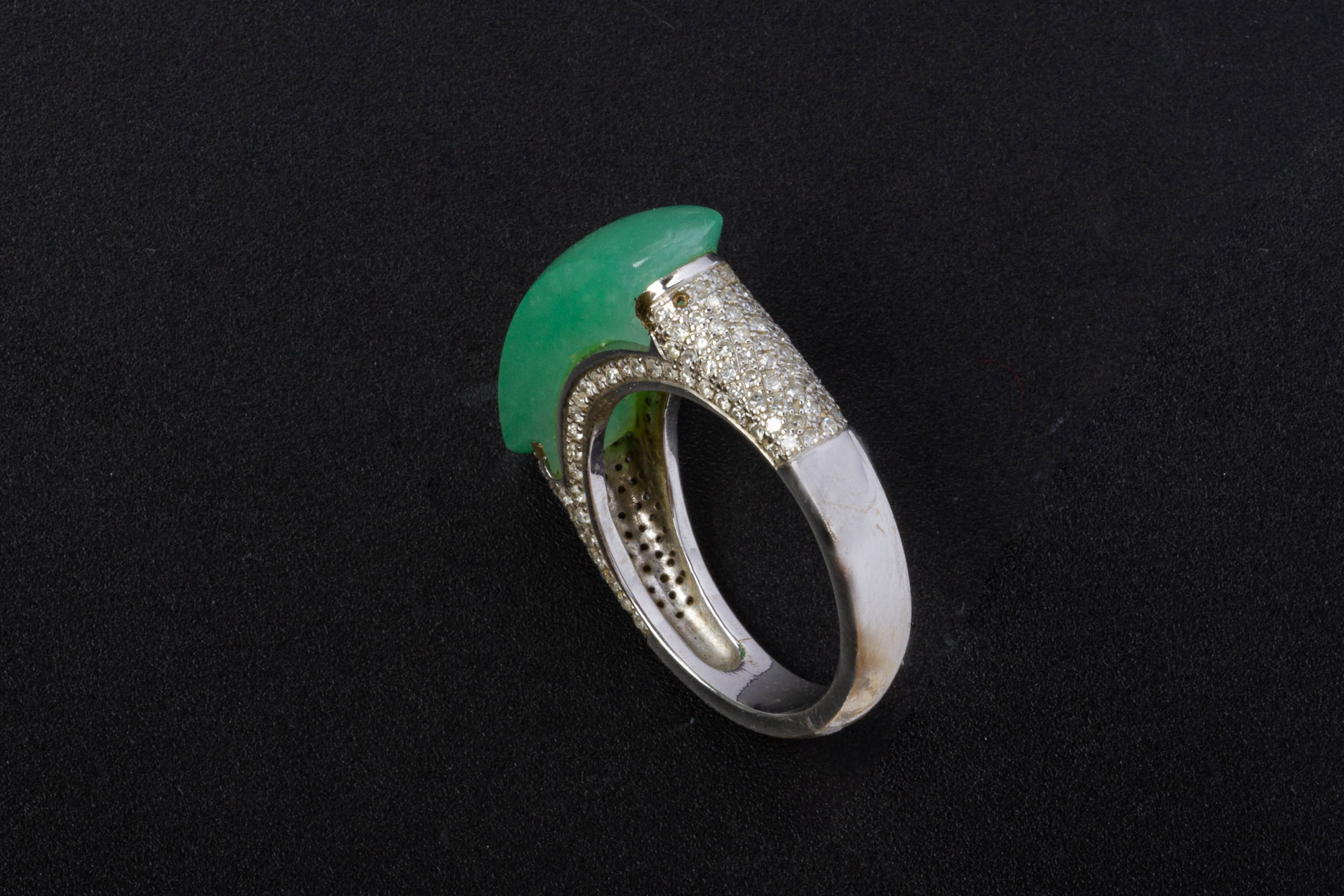 A JADE AND DIAMOND RING - Image 3 of 3