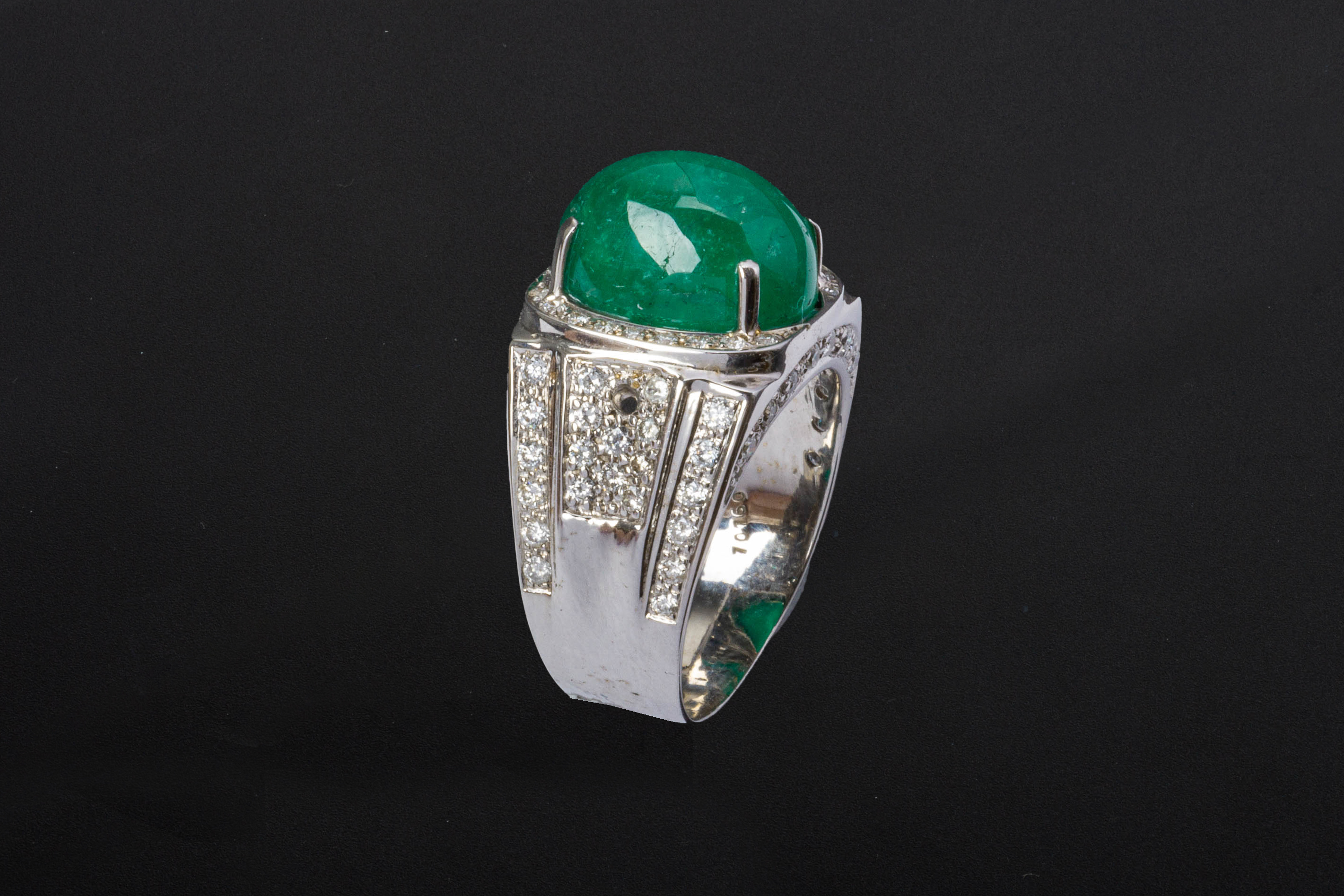 A COLOMBIAN EMERALD AND DIAMOND RING - Image 2 of 4