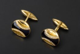 A PAIR OF GOLD CUFFLINKS BY ROYAL INSIGNIA