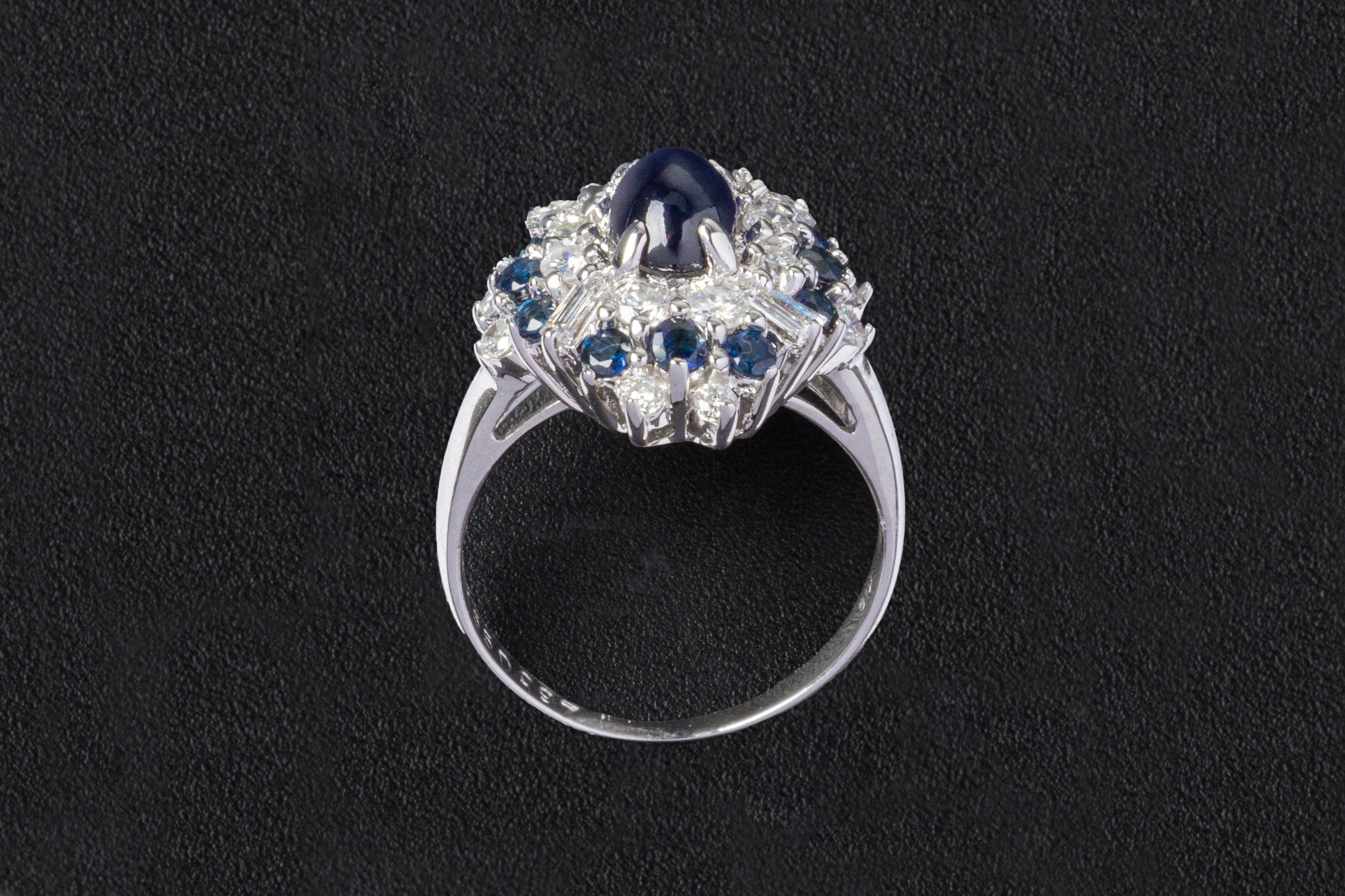 A SAPPHIRE AND DIAMOND RING - Image 3 of 3