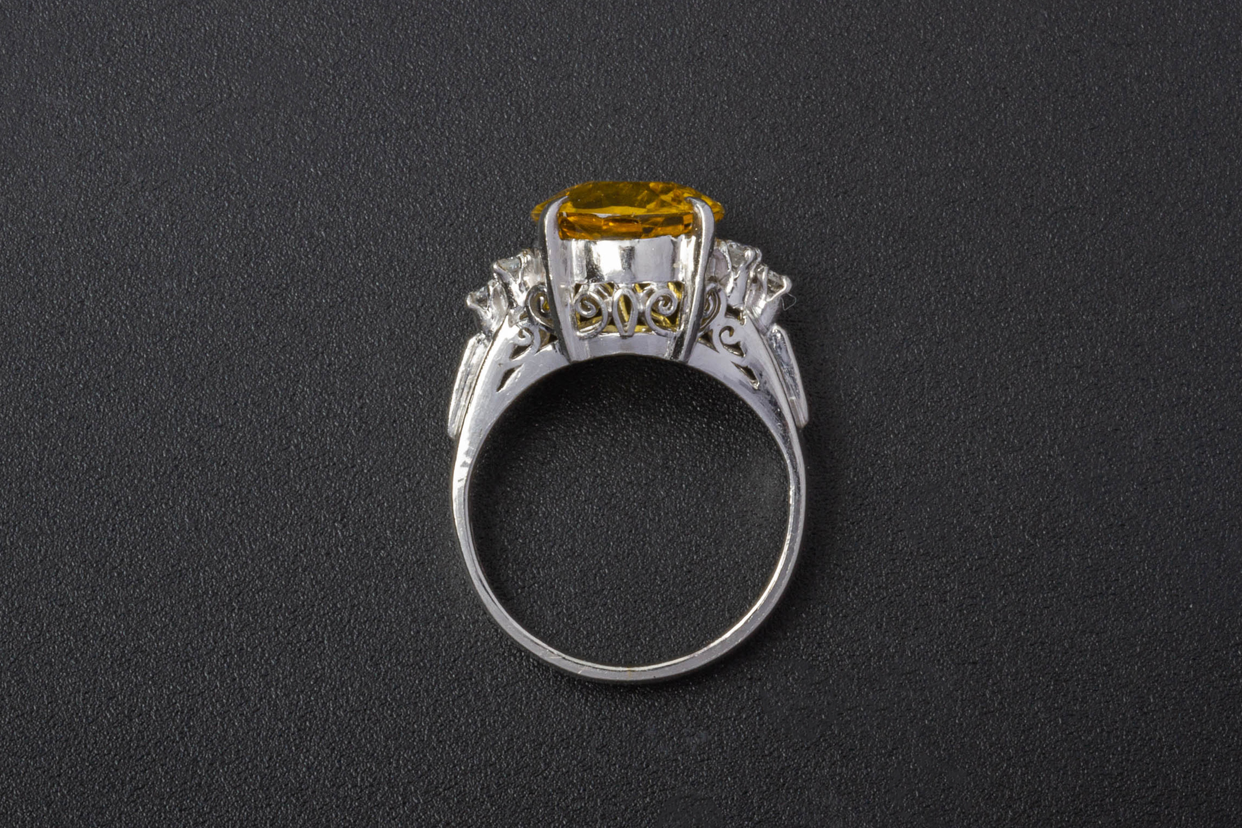 A YELLOW BERYL AND DIAMOND RING - Image 2 of 3